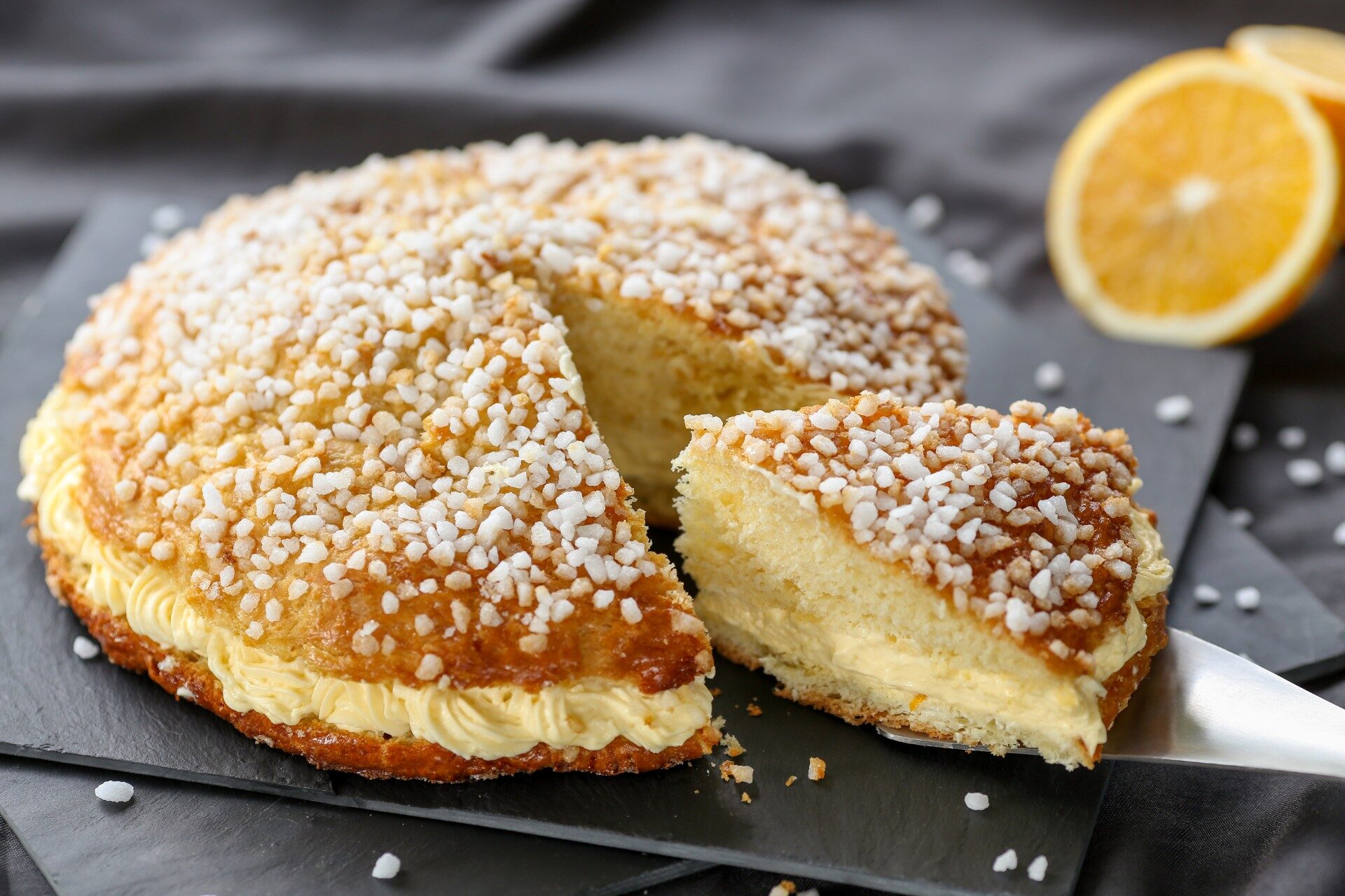 Тарт из песочного теста с яблоками. Рецепт французского тарта. Сливовый тарт татен. Главное кулинарное блюдо у французов тарт татен;. Пирог “тропезьен”.