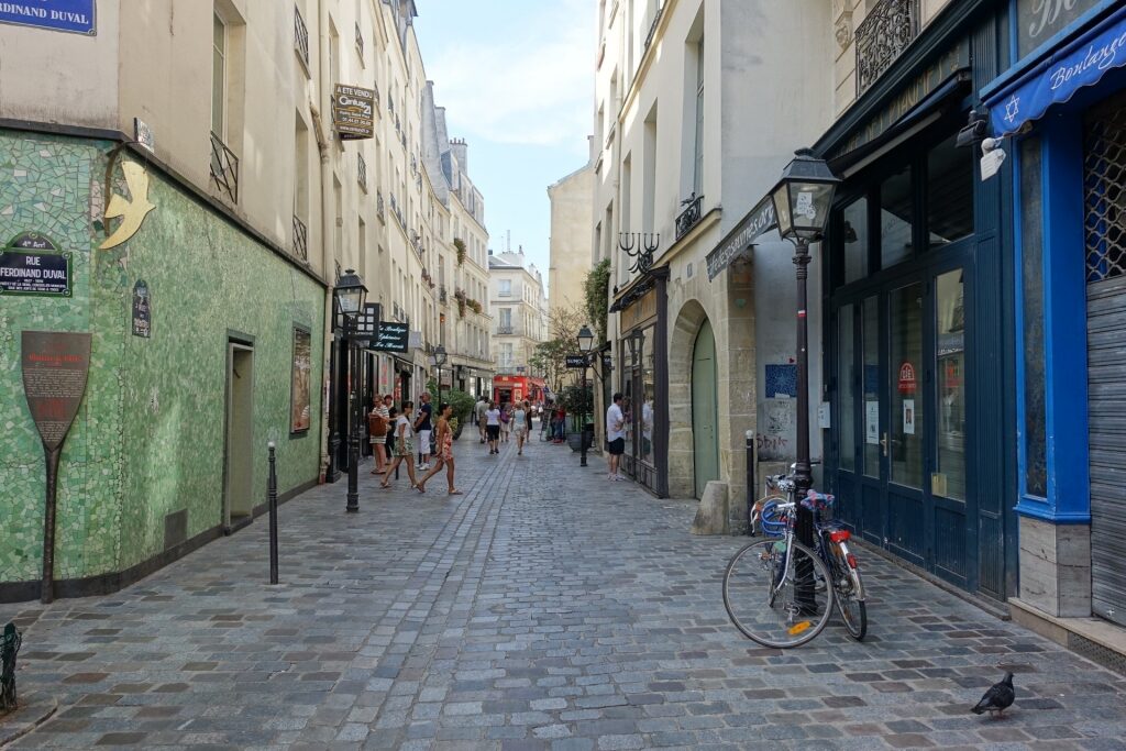 Street view of rue des Rosiers