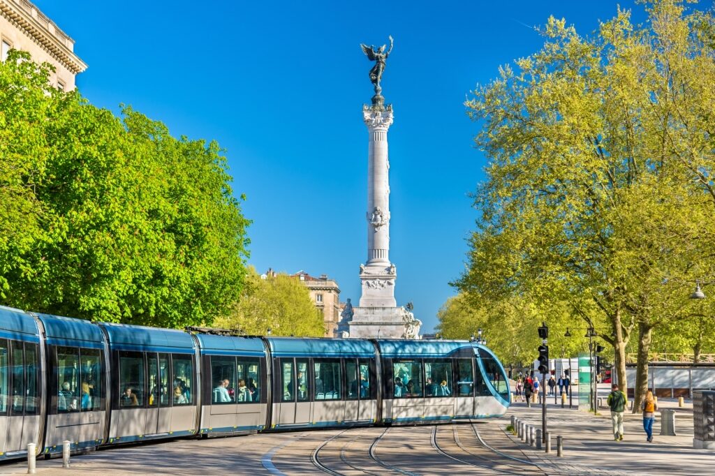 Tram in Place des Quinconces