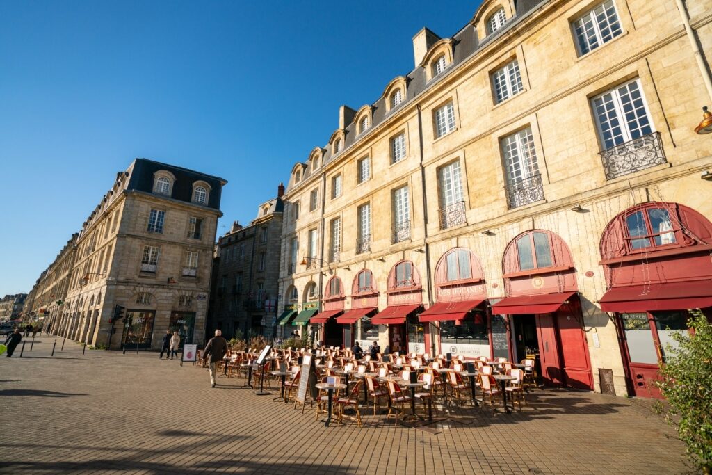 Street view of a restaurant in Bordeaux