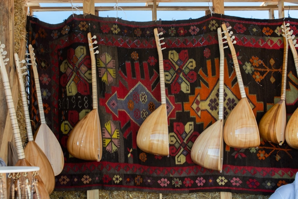 Baglama at a market