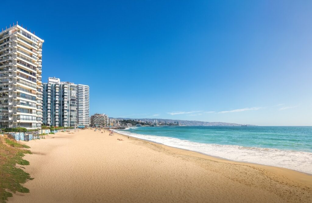 Long stretch of sand of Playa Acapulco, Viña del Mar