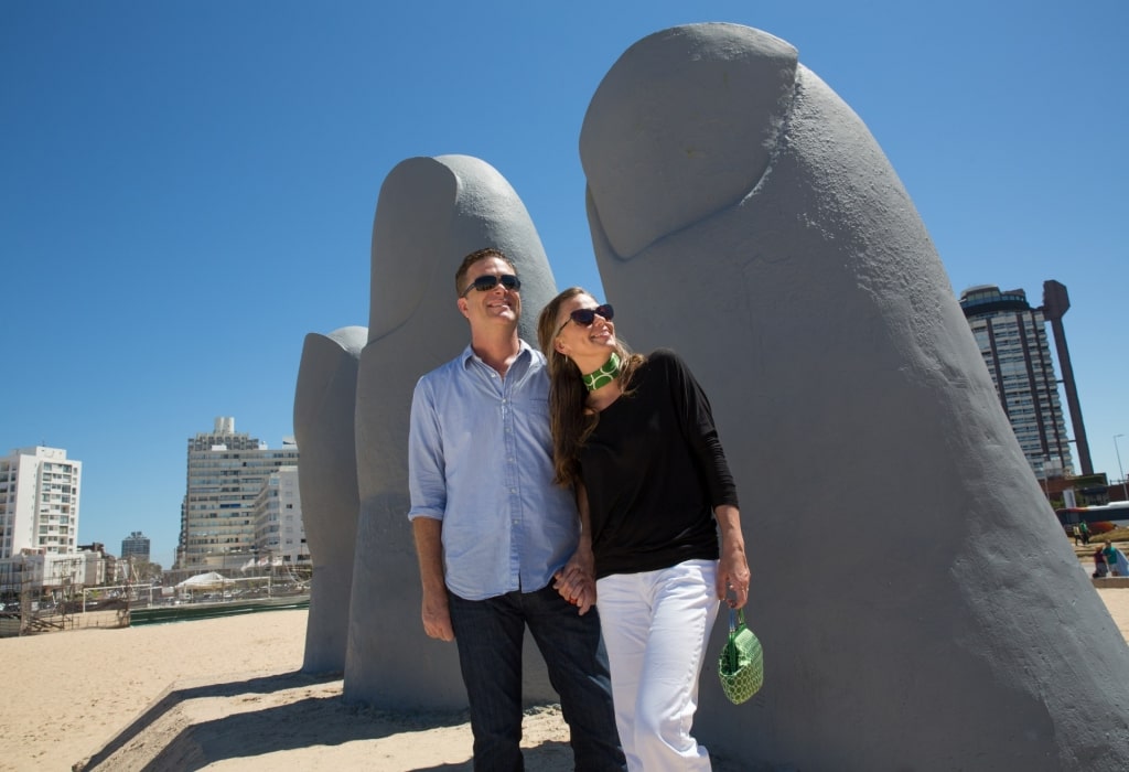 Couple sighseeing from La Mano in Playa Brava, Punta del Este