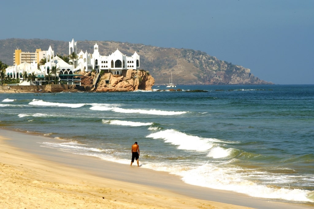 Large waves of Playa Gaviotas