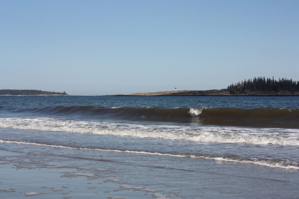 Large waves of Popham Beach State Park