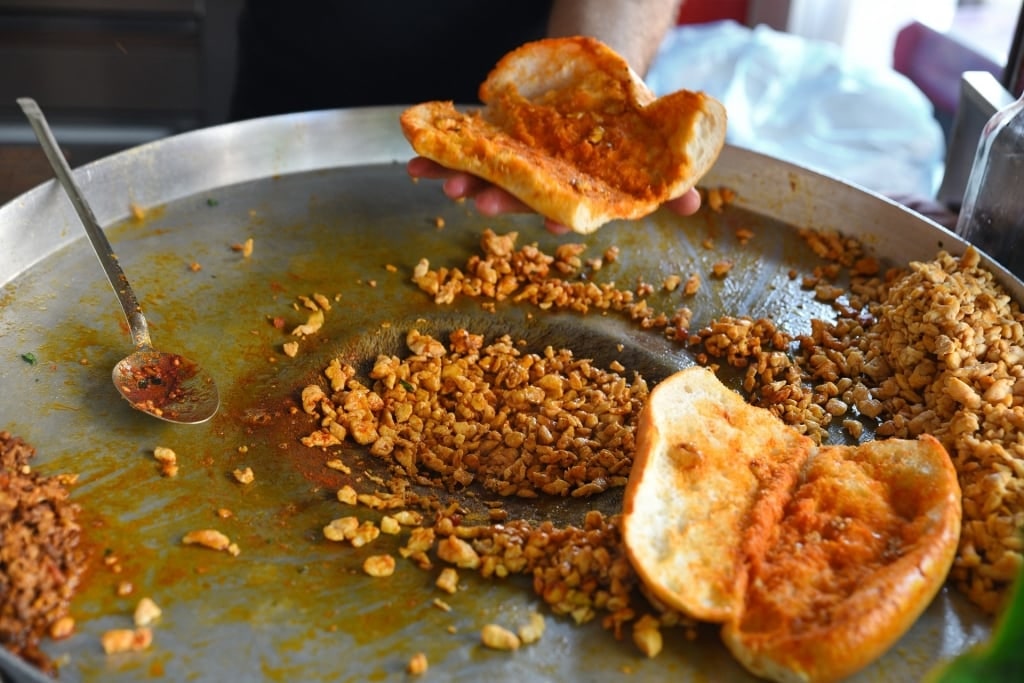 Man cooking tantuni