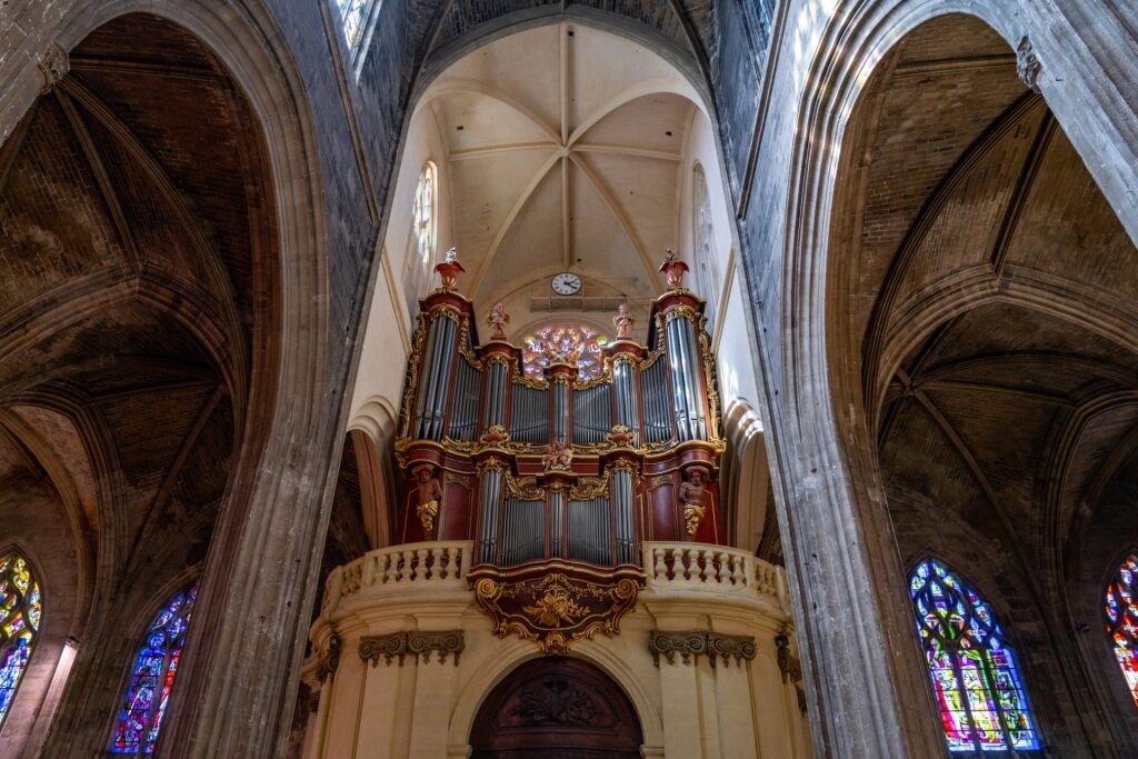 Organ inside Basilique Saint-Michel, Bordeaux