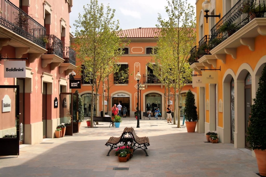 Street view of La Roca Village