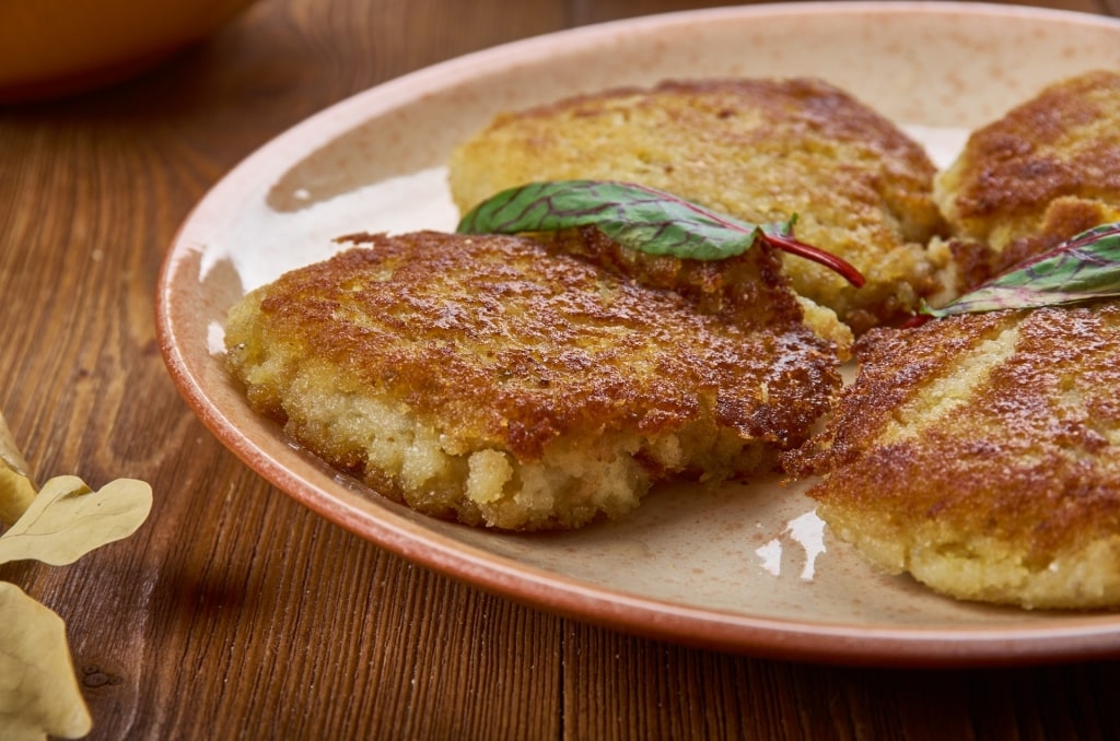 Plate of fiskefrikadeller