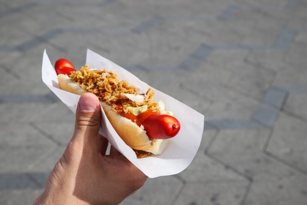 Person eating Rød pølse