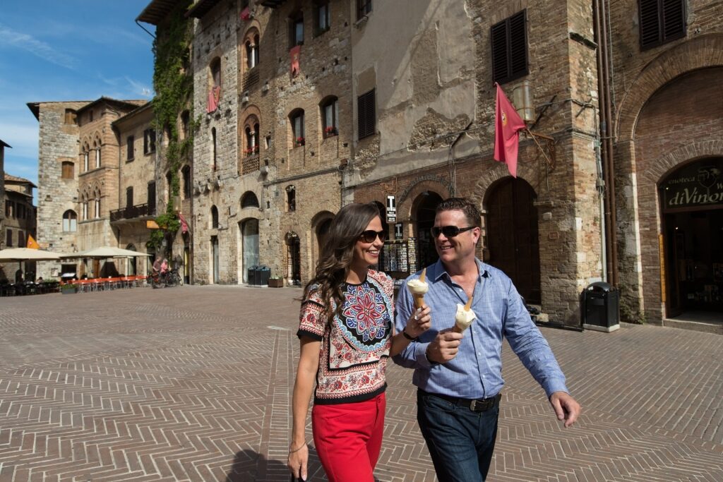 Couple eating gelato in Italy