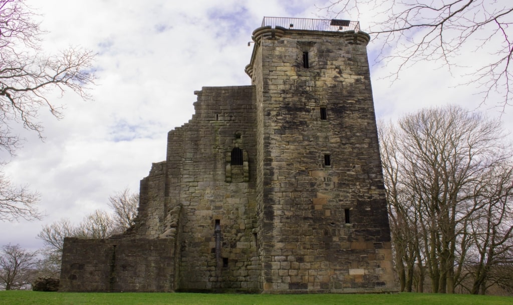 Exterior of Crookston Castle