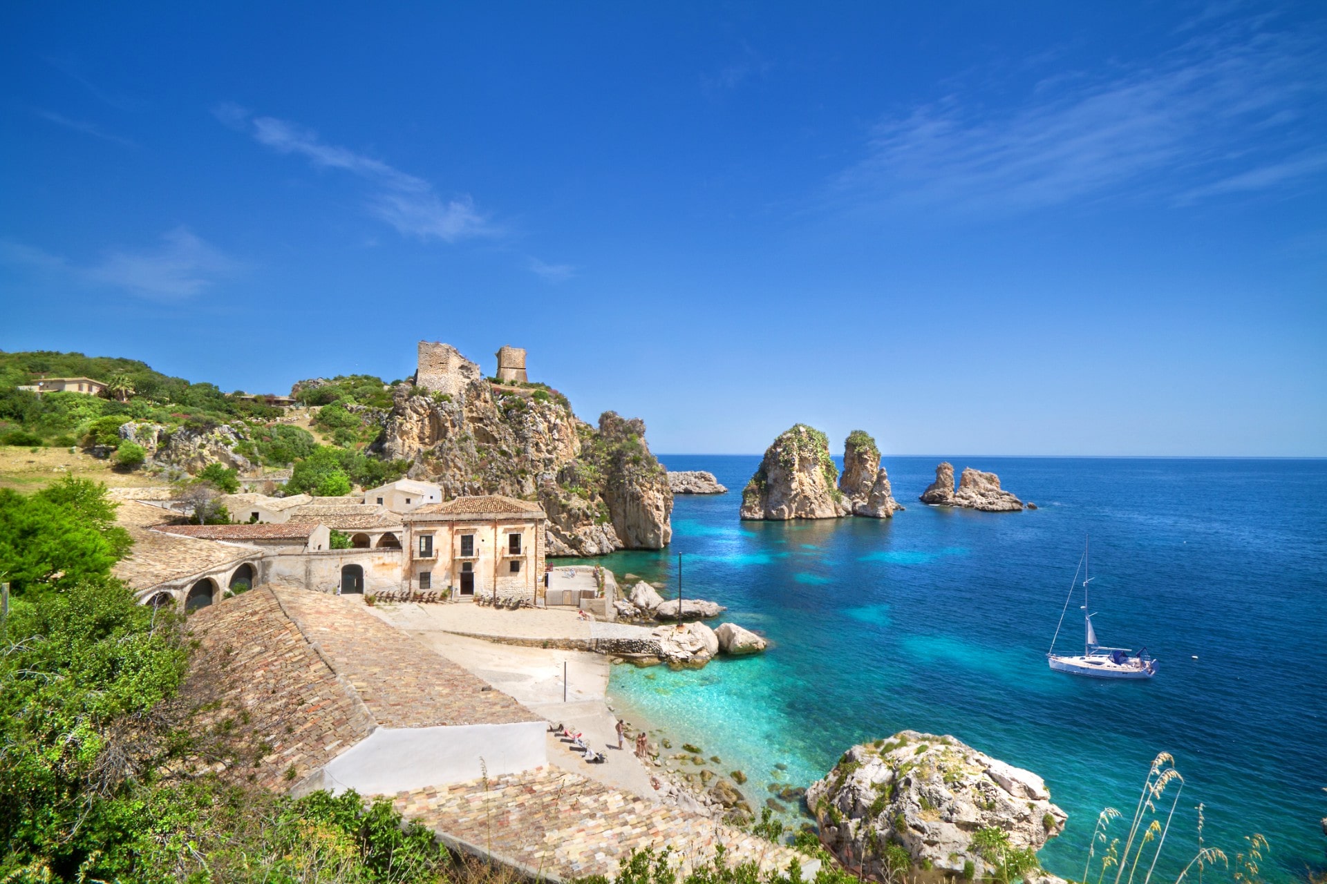 Faraglioni e mare turchese della Tonnara di Scopello