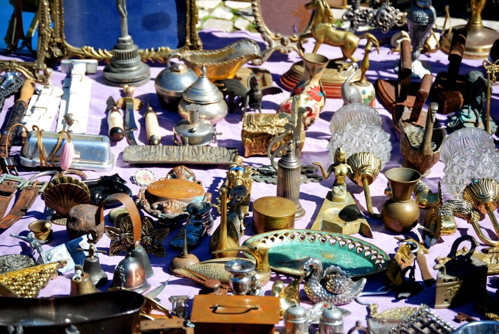 Antique items in Feira da Ladra