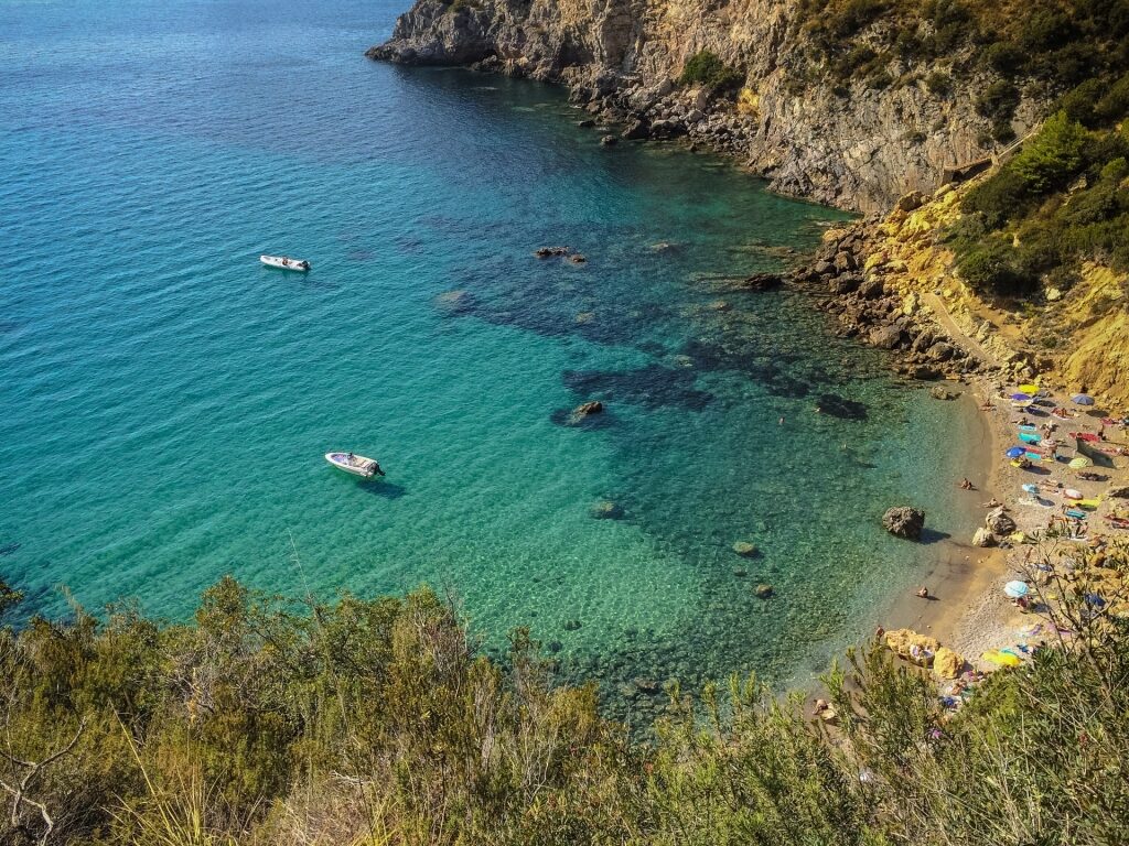 Clear waters of Cala del Gesso