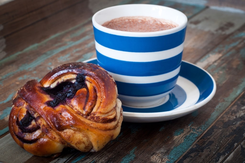 Cinnamon bun with coffee