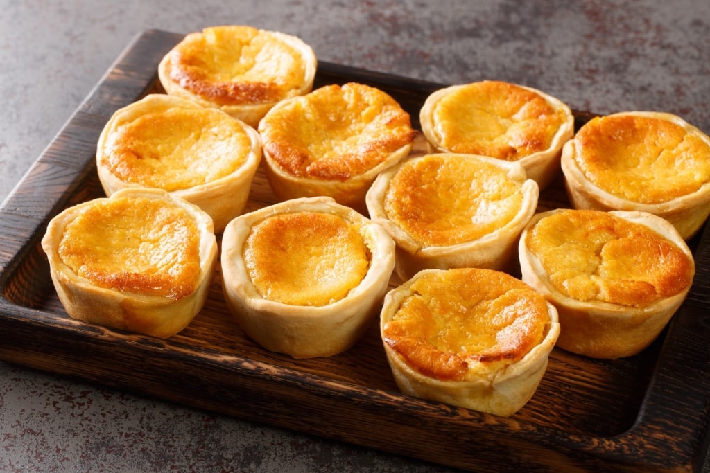 Plate of Queijadas de Sintra