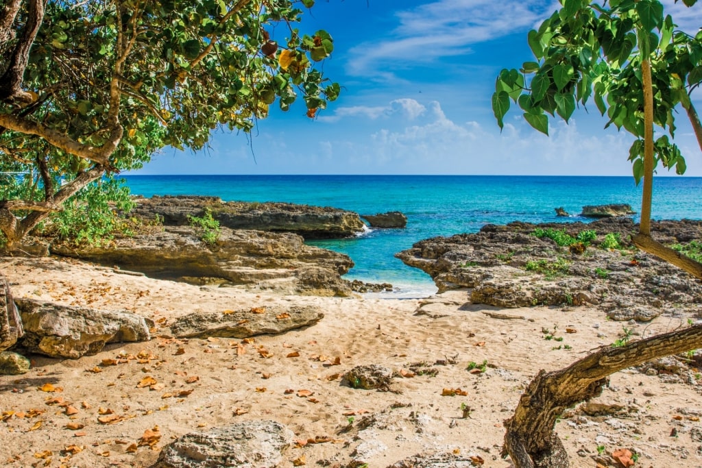 Rocky shoreline of Smith Barcadere