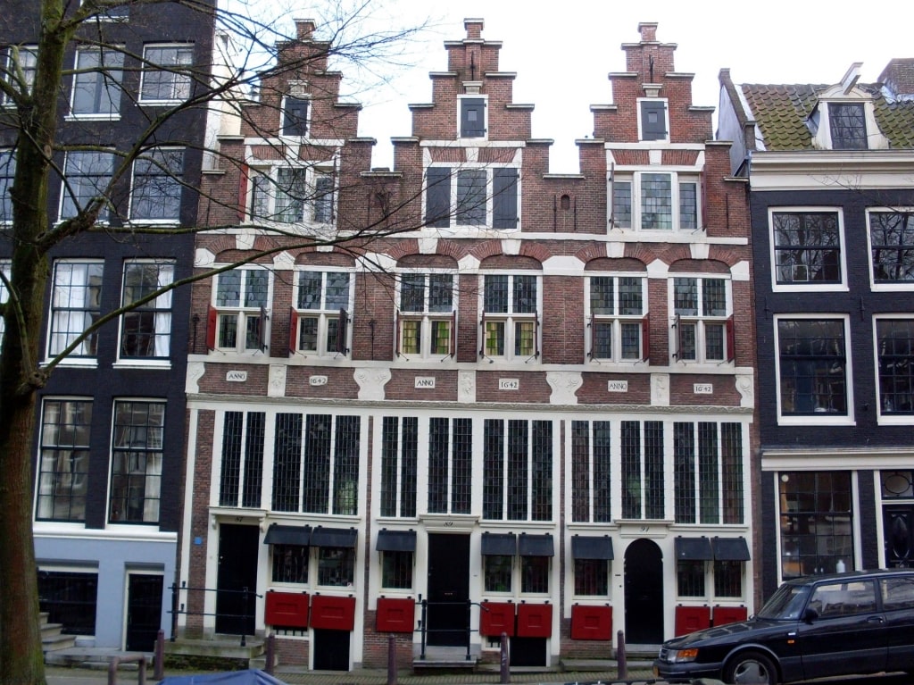 Iconic row of De Drie Hendricken