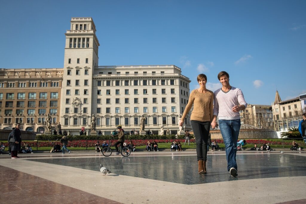 Couple exploring a plaza in Barcelona