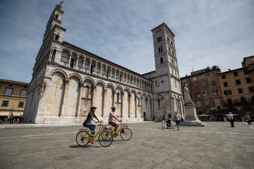 Couple biking in Lucca