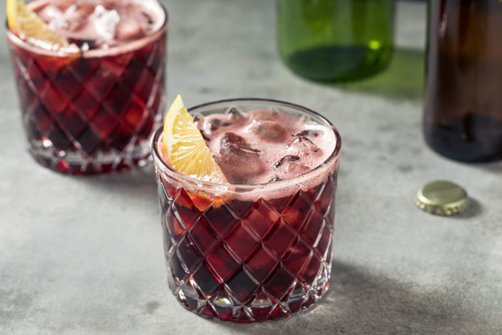 Cups of kalimotxo with lemon wedges