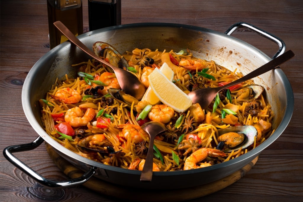 A platter of savory Fideuà made with short toasted noodles