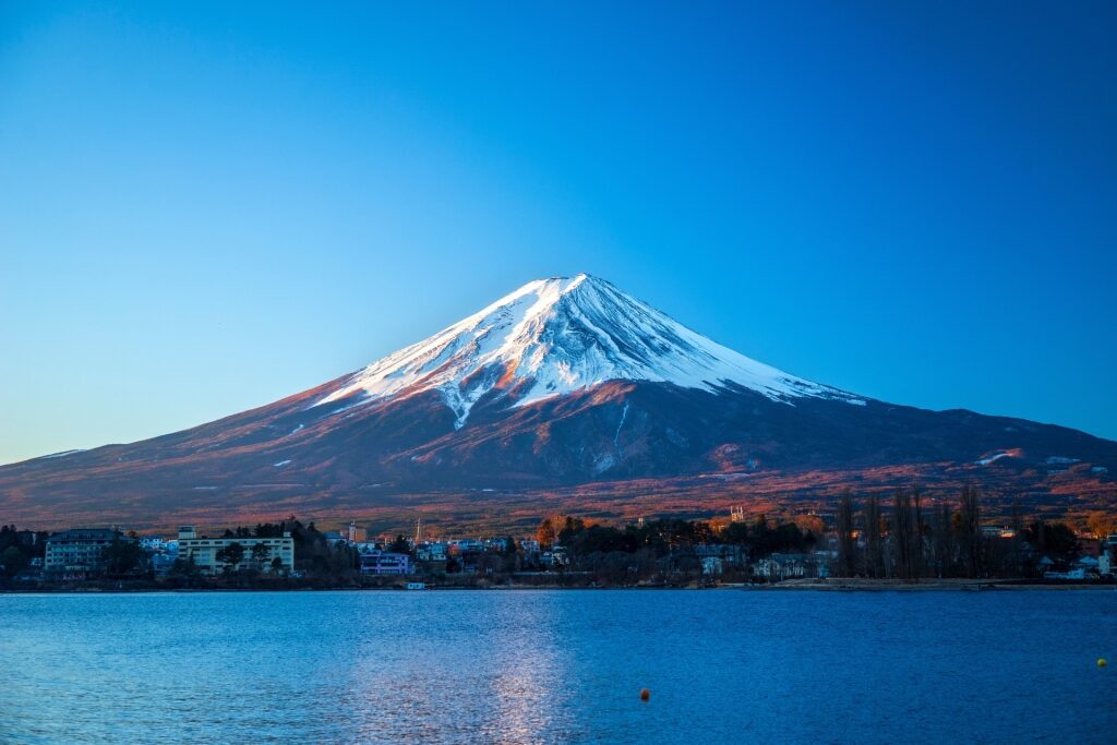 Scenic view of Mount Fuji from Lake Kawaguchiko