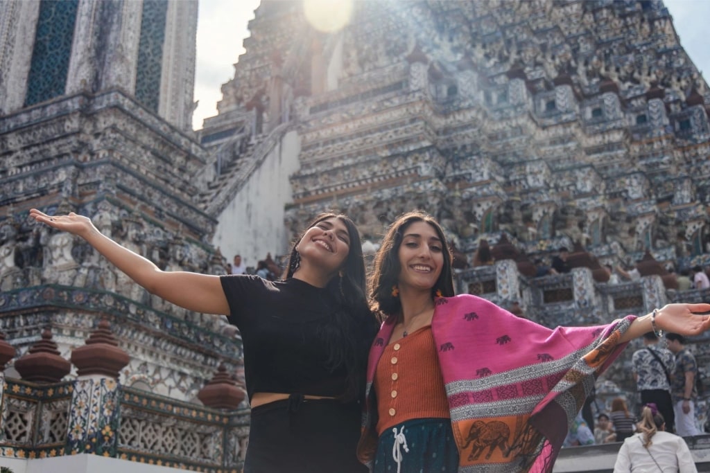 People sightseeing in Wat Arun