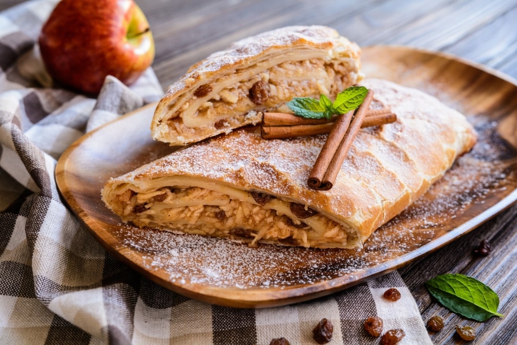 What to eat in Vienna - Apfelstrudel