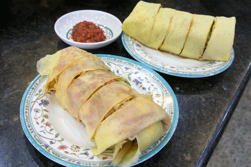 Slices of popiah on a platter
