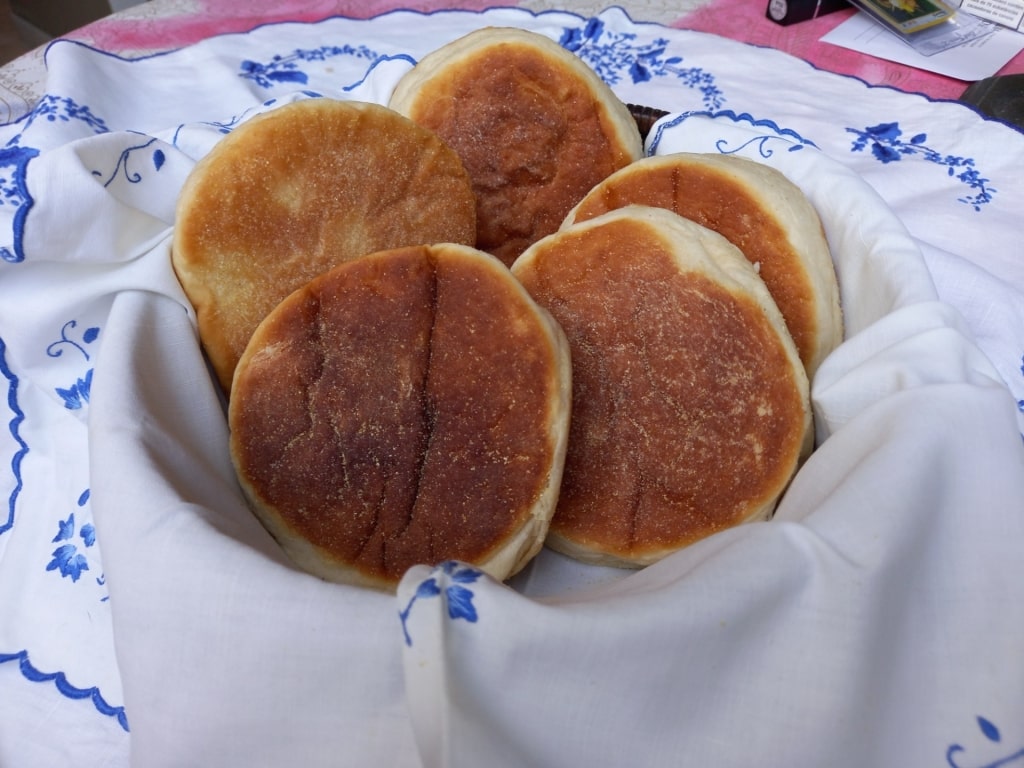 Bolo Lêvedo in a basket