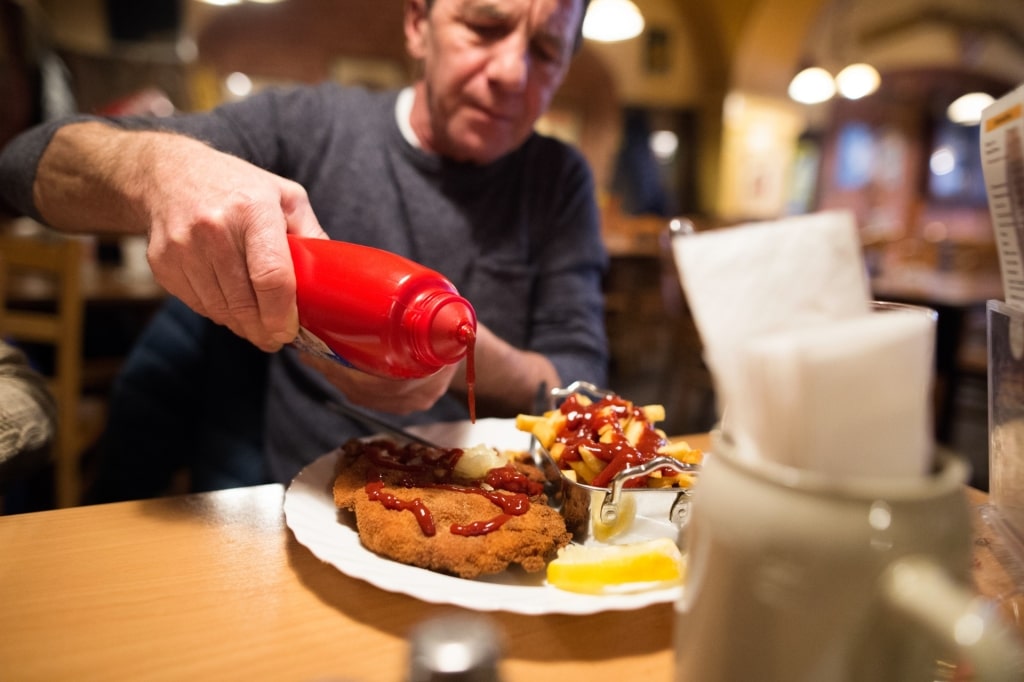 Tipping in Austria - Man eating at a restaurant