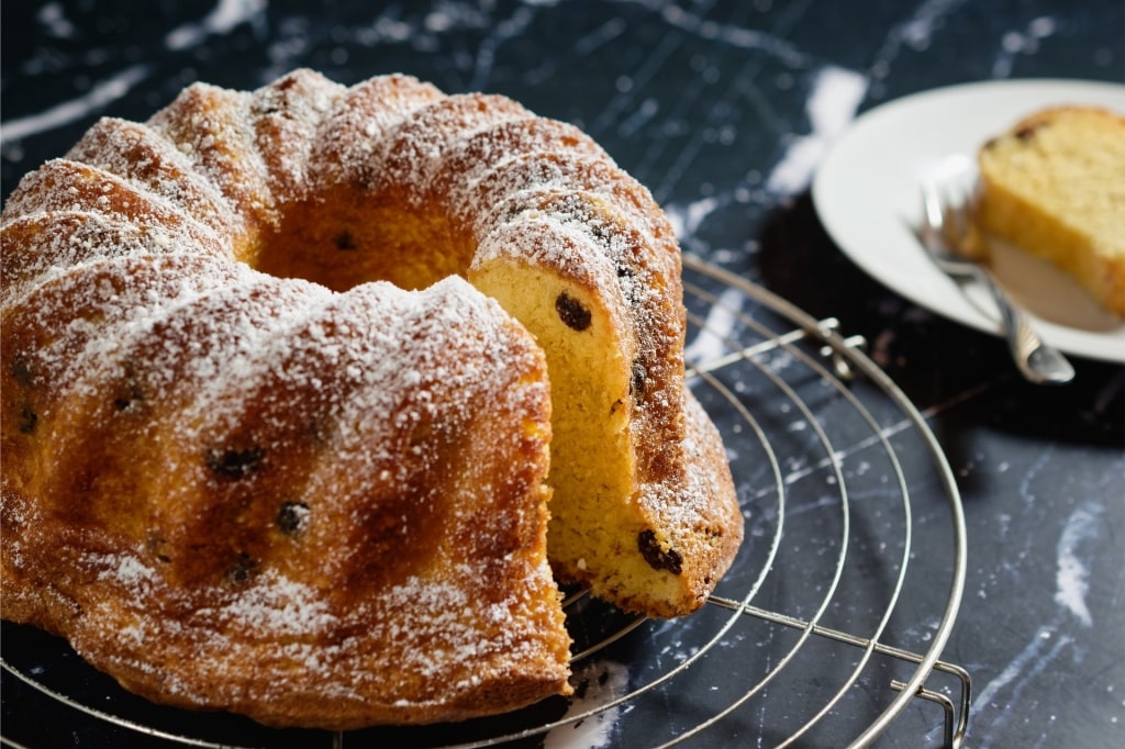 Sweet Hefegugelhopf cake on a rack