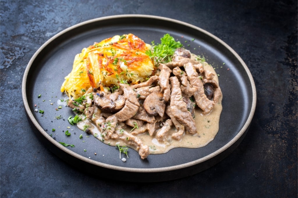 Plate of savory Zürcher Geschnetzeltes