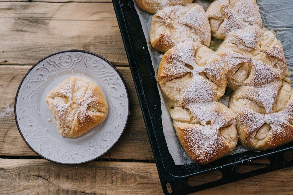 Hungarian sweet pastry Túrós Batyu with creamy curd filling