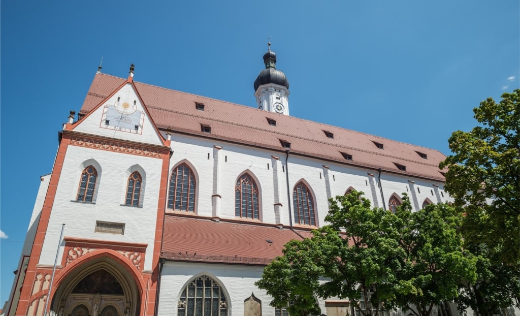 White and red exterior of Stadtpfarrkirche Mariä Himmelfahrt, Landsberg am Lech