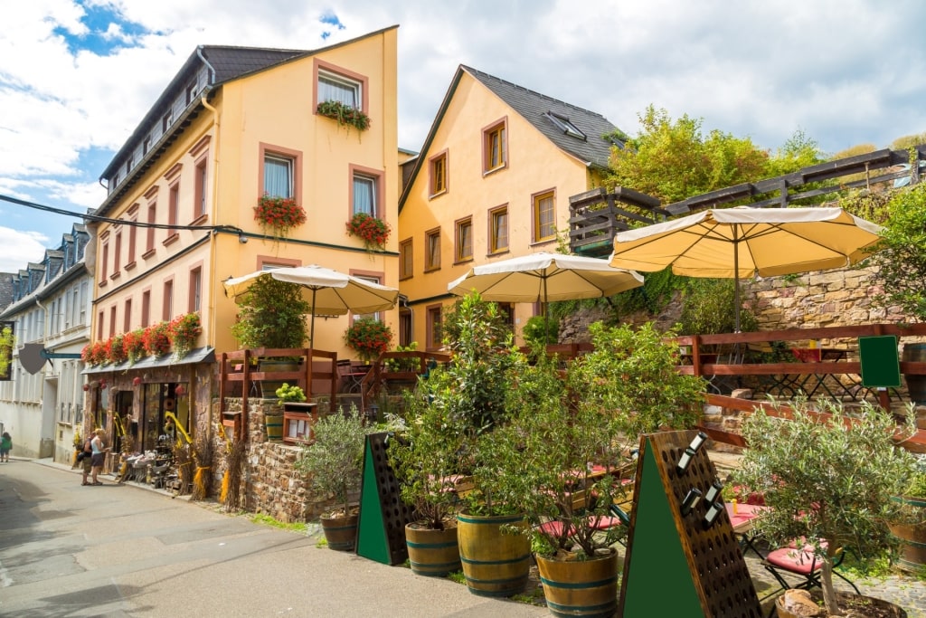 Rüdesheim street lined with shops and half-timbered houses