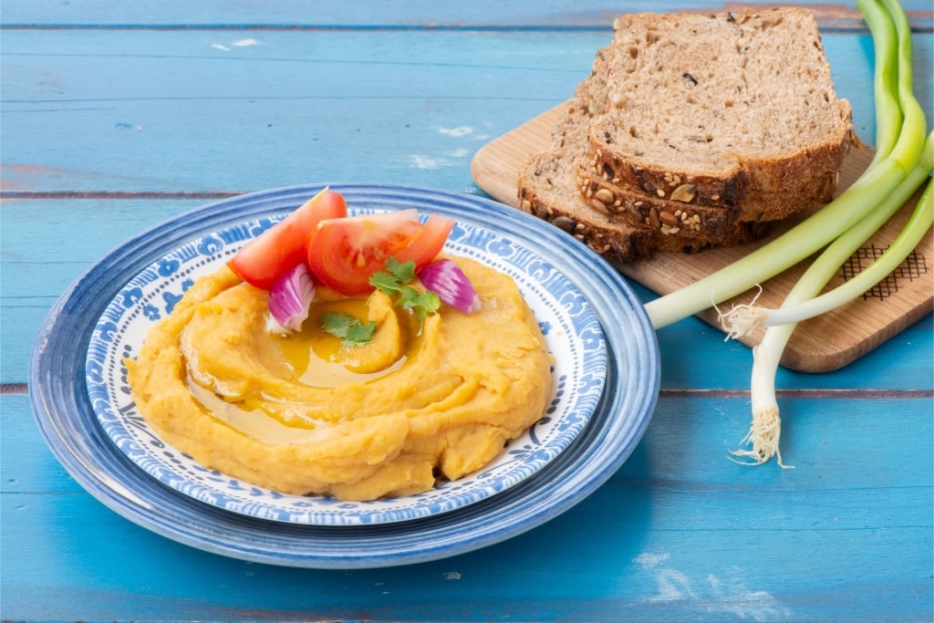 Fava with slices of bread on the side