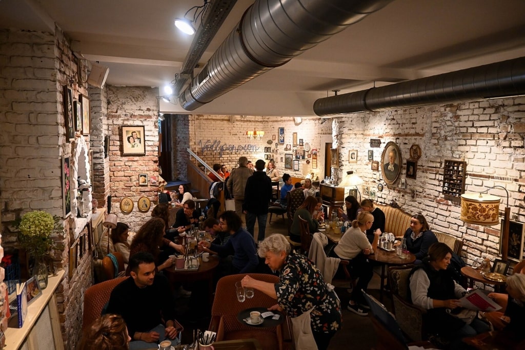 Home-style atmosphere inside Vienna coffee house, Vollpension