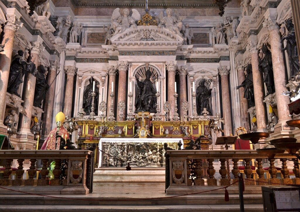 Cappella del Tesoro di San Gennaro interior featuring gilded altars and religious artwork