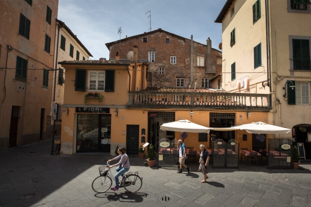 Bike ride through the scenic streets of Lucca