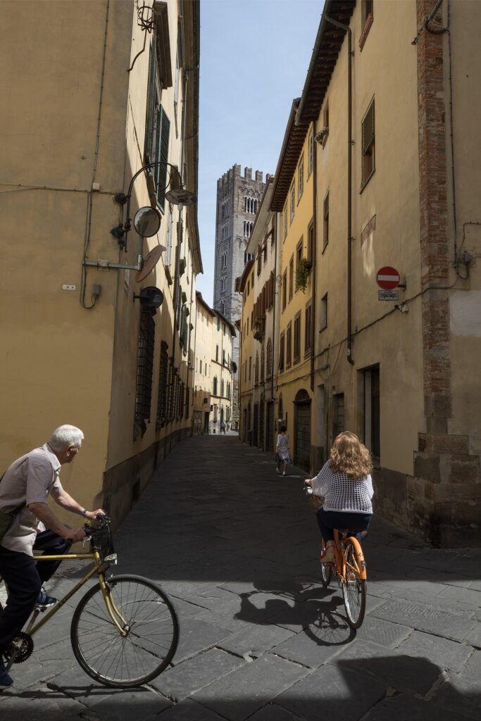 Bike ride through the scenic streets of Lucca