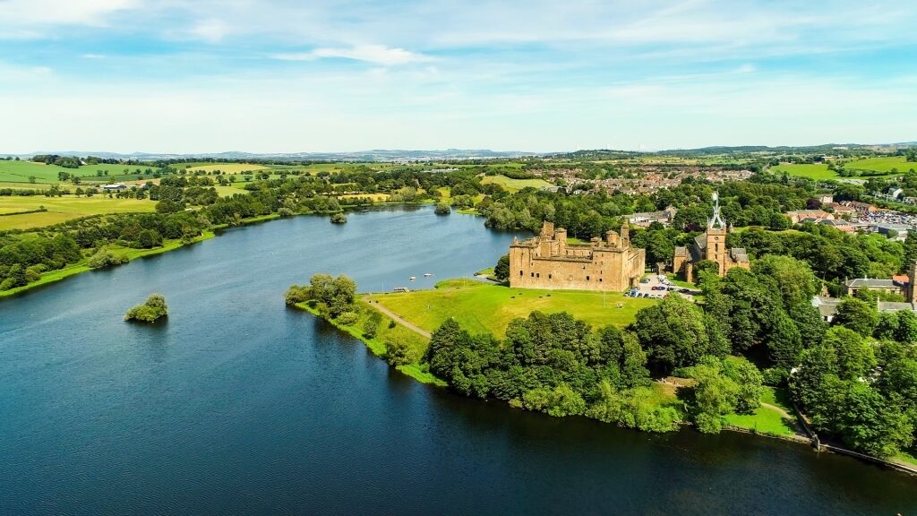 Linlithgow, one of the most beautiful small towns in Scotland