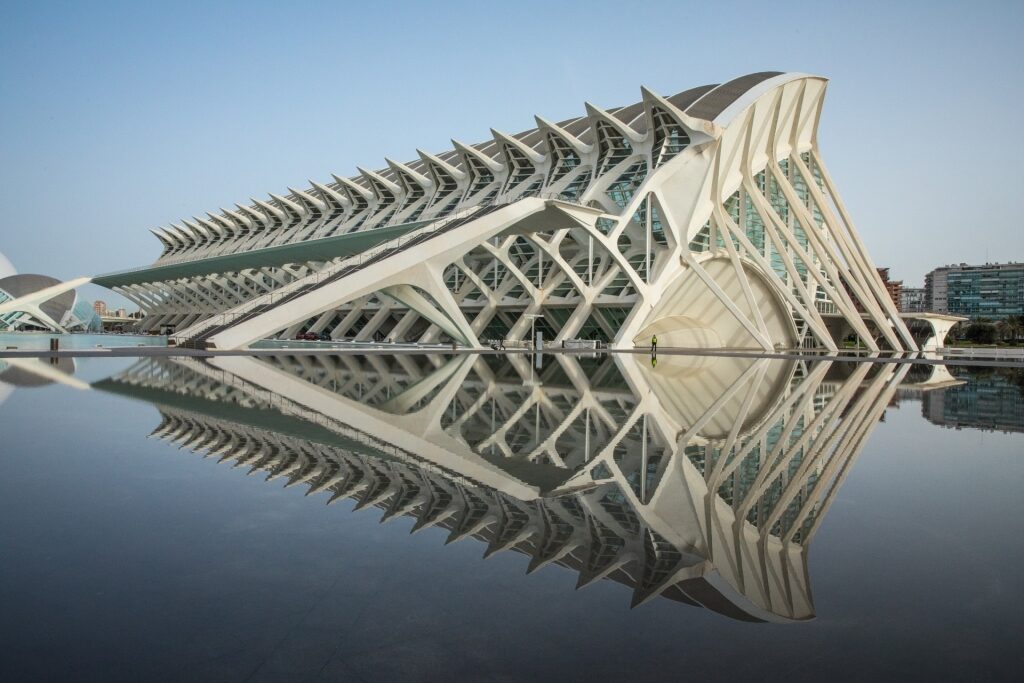 Exterior view of Museu de les Ciències Príncipe Felipe in Valencia, Spain, showcasing modern architecture