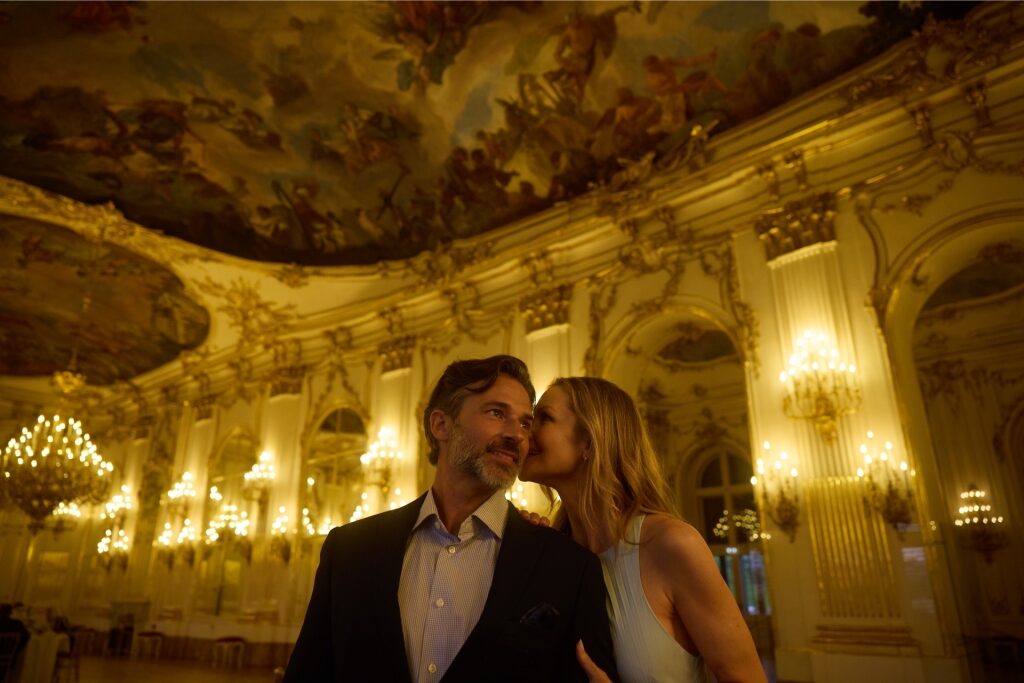 Tourist couple posing inside the Great Gallery at Schönbrunn Palace