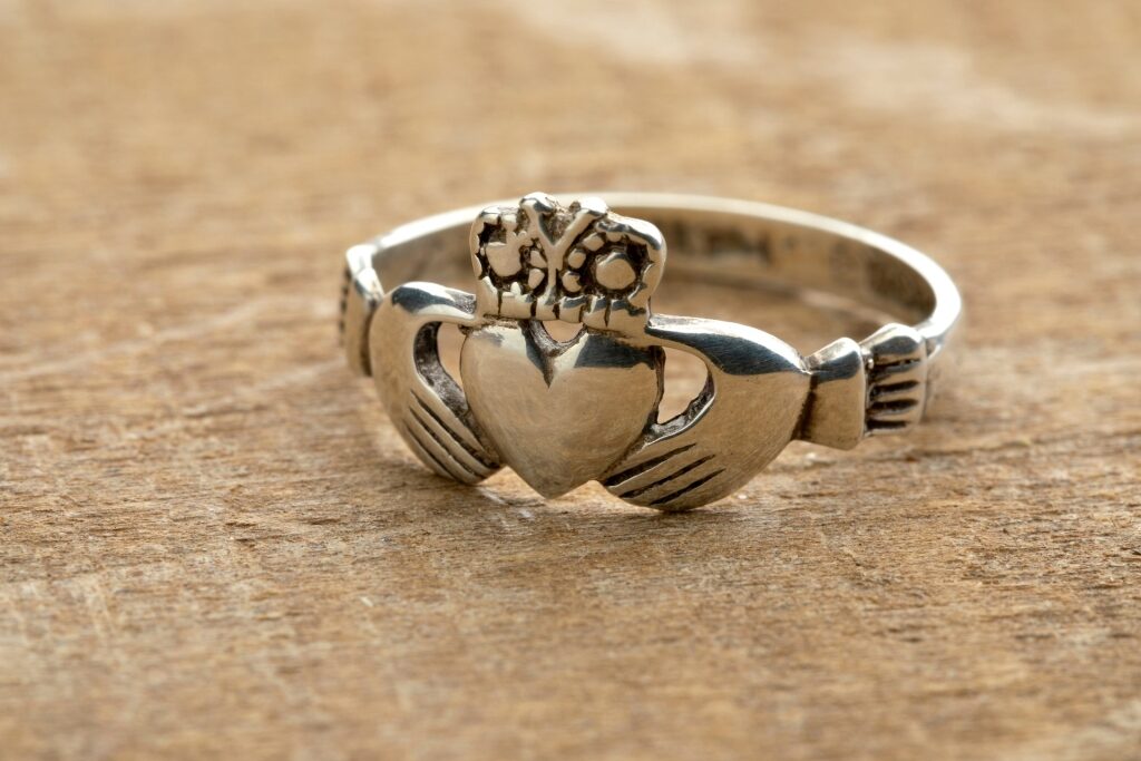What to buy in Ireland - Claddagh ring