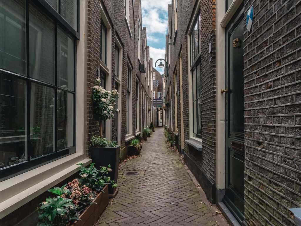 Looierspoort alley in Gouda with historic brick buildings