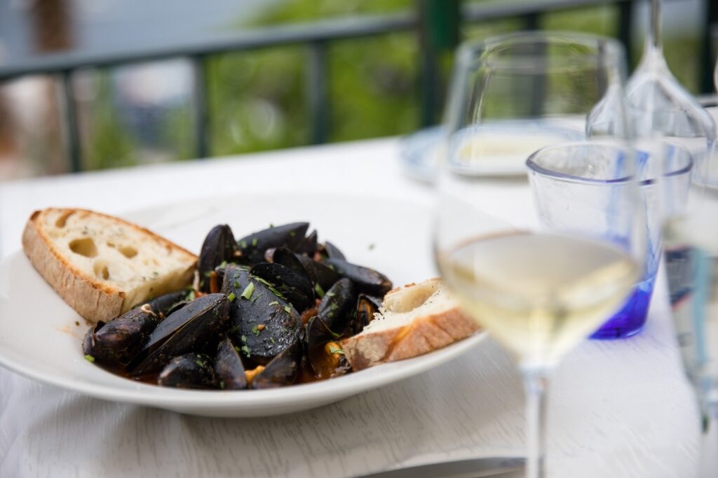 Fresh Sorrento-style mussels served with wine at a restaurant