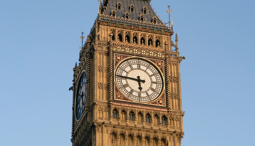 The majestic Big Ben clock tower stands tall, showcasing iconic London architecture.